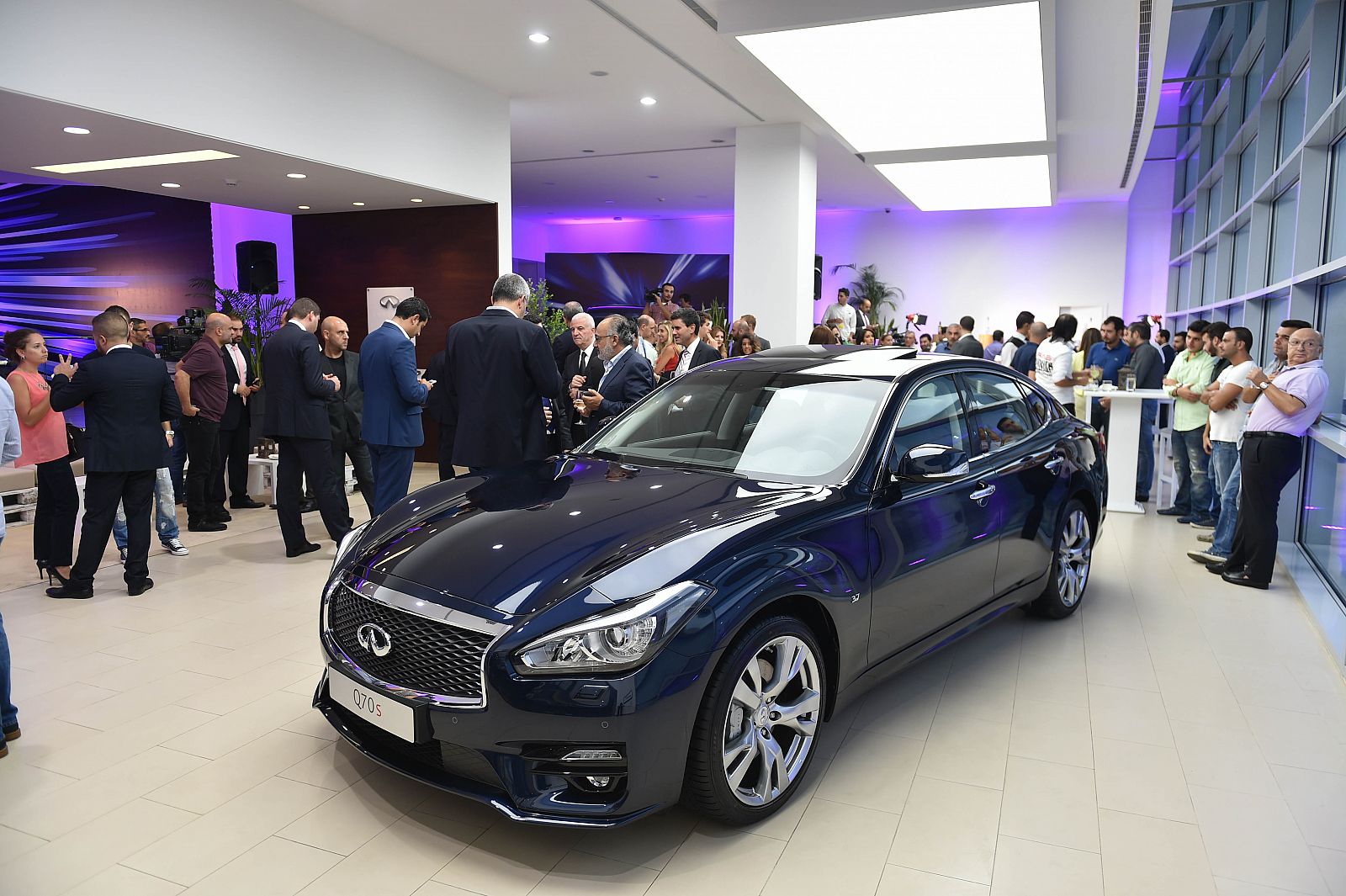 الظهور الأول لسيارة إنفينيتي Q70 الجديدة في لبنان!